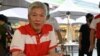 Lee Hsien Yang, adik mantan PM Singapura Lee Hsien Loong, sedang menikmati kopi usai menerima keanggotaan partai oposisi Partai Kemajuan Singapoura di Pasar Tiong Bahru, Singapura, 24 Juni 2020. (Foto: Roslan Rahman/AFP)