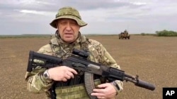 Yevgeny Prigozhin, pemimpin kelompok tentara bayaran Rusia Wagner, berbicara dalam sebuah video yang dirilis oleh saluran telegram Razgruzka_Vagnera pada 21 Agustus 2023. (Foto: Razgruzka_Vagnera telegram channel via AP)