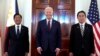 Presiden Joe Biden, di tengah, Presiden Filipina Ferdinand Marcos Jr., kiri, dan Perdana Menteri Jepang Fumio Kishida berpose sebelum pertemuan trilateral di Ruang Timur Gedung Putih di Washington, Kamis, 11 April 2024. (Foto: AP)