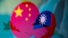 Bendera nasional China dan Taiwan dikibarkan di samping pesawat militer, 9 April 2021. (Foto: REUTERS/Dado Ruvic)