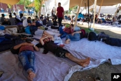 Ratusan migran mencari perlindungan di luar pusat pencari suaka yang penuh sesak di kota Ter Apel, Belanda utara, 25 Agustus 2022 (foto: ilustrasi).