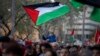 Seorang anak laki-laki melambaikan bendera Palestina di tengah aksi protes di Barcelona, Spanyol untuk mendukung rakyat Palestina dan mendesak gencatan senjata di Gaza, 20 Januari 2024. (Foto: AP Photo/Emilio Morenatt)