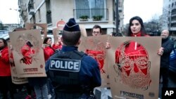 “无国界记者”组织成员在土耳其驻法国巴黎大使馆前示威，声援被拘禁的土耳其新闻从业者。（2018年1月5日）