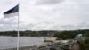 ILUSTRASI - Bendera Estonia berkibar di dekat jembatan di atas sungai Narva di titik perlintasan perbatasan dengan Rusia di Narva, Estonia 18 September 2022. (REUTERS/Janis Laizans)