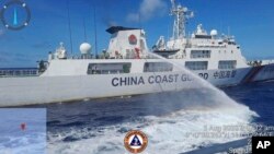 2023年8月5日，一艘中国海警船在菲律宾占领的南海第二托马斯浅滩附近向一艘菲律宾海岸警卫队船使用水炮。（美联社照片/菲律宾海警提供）
