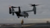 Pesawat terbang militer MV-22 Osprey mendarat di dek Kapal Induk USS Bonhomme Richard di lepas pantai Sydney, Australia, 29 Juni 2017. Pesawat jenis yang sama yang membawa 20 marinir AS jatuh di lepas pantai Darwin, Australia, Minggu, 27 Agustus 2023. (Foto: Jason Reed/Reuters)
