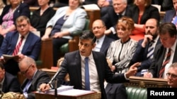 Perdana Menteri Inggris Rishi Sunak berbicara di hadapan anggota parlemen Inggris di London, pada 8 Mei 2024. (Foto: UK Parliament/Jessica Taylor/Handout via Reuters)