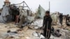 Sejumlah warga Palestina memeriksa tenda kamp pengungsi di Rafah, yang hancur akibat serangan Israel, pada 28 Mei 2024. (Foto: Reuters/Hatem Khaled)