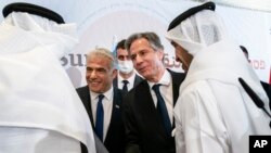 资料照 - 2022年3月28号，美国国务卿布林肯与巴林外交大臣 Bahrain's阿尔札亚尼（Abdullatif bin Rashid al-Zayani）图左）以及阿拉伯联合酋长国外交大臣谢赫·阿卜杜拉·本·扎耶德·阿勒纳哈扬（斯德伯克）（Sheikh Abdullah bin Zayed Al Nahyan-, front right在以色列边境城市斯德伯克（Sde Boker）握手。
