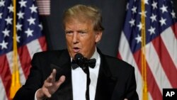 资料照片：美国前总统特朗普在佛罗里达的海湖庄园讲话。(2022年11月18日)
