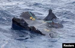 Sebuah benda terapung yang diyakini milik pesawat militer AS V-22 Osprey yang jatuh ke laut terlihat di lepas Pulau Yakushima. (Foto: Kyodo via Reuters)