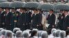 资料照片：中共总书记习近平、中国总理李克强、中共政治局常委张德江、俞正声、王岐山等人在雨中在人民英雄纪念碑前唱国歌。（2013年10月1日）